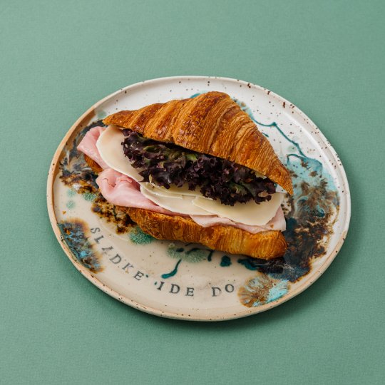 plnený raňajkový croissant