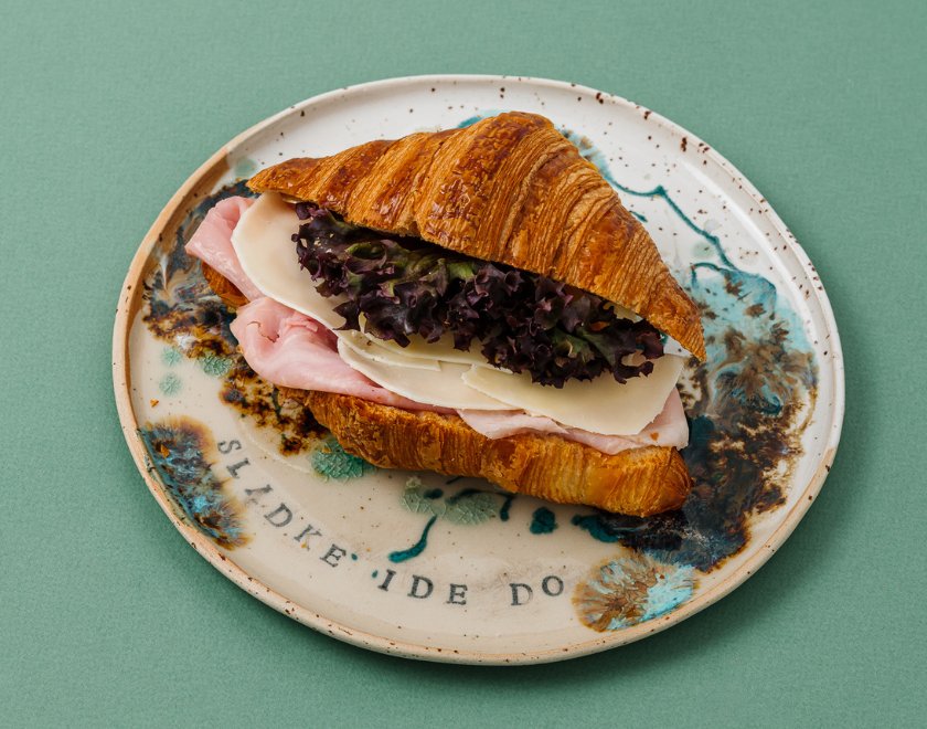 plnený raňajkový croissant